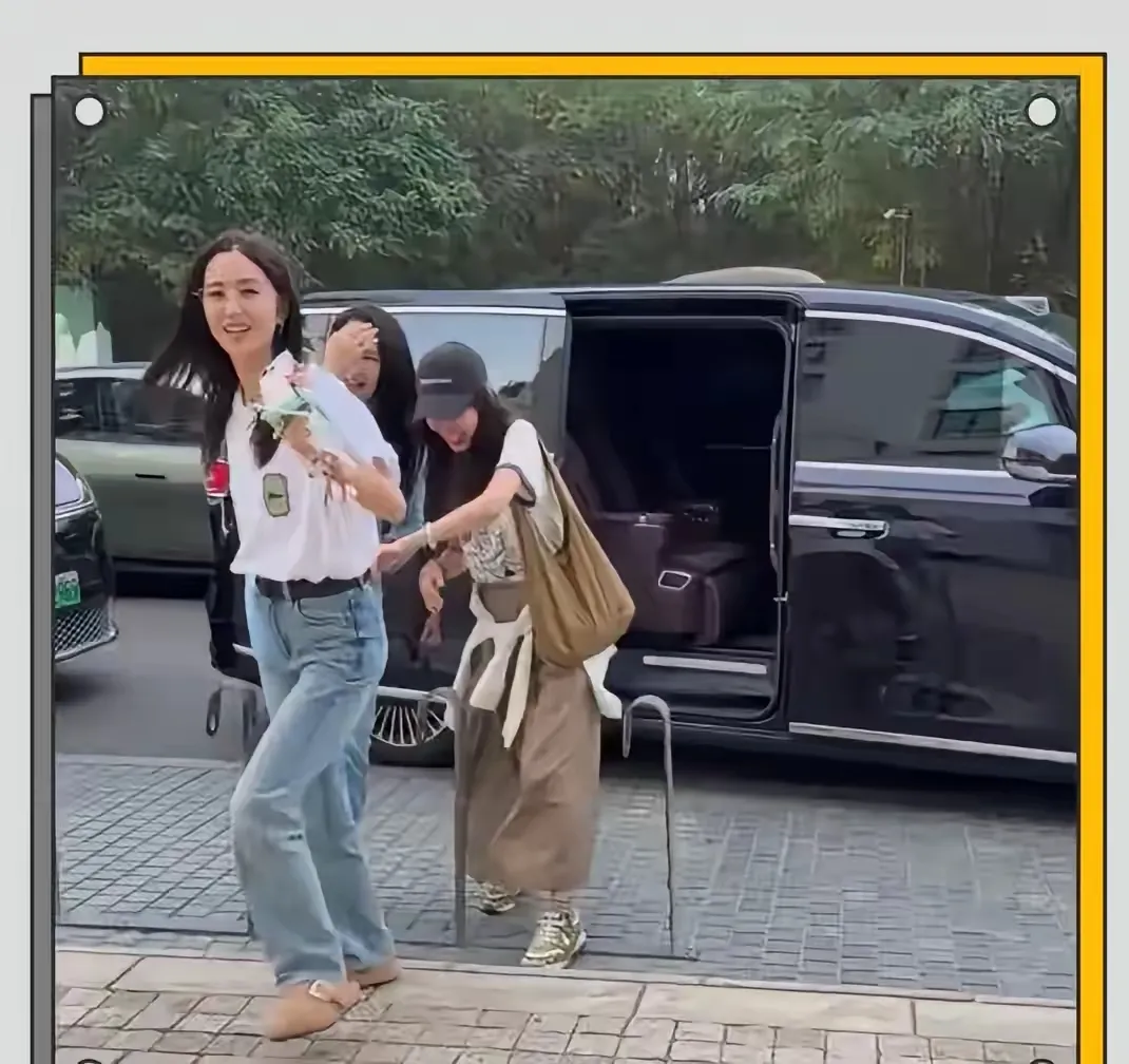 佟丽娅董璇高露三家人中秋聚在阿那亚，看完照片我才明白，什么叫把“神仙闺蜜情”过成了日子

中秋节那天，佟丽娅、董璇、高露三家人，聚在了阿那亚。

没有红毯，没有通稿，也没有刻意摆拍的精致构图。就是几张随手拍的照片，海边的风，桌上的菜，几个孩子跑来跑去，大人们围坐在一起，笑着说话。

可就是这样的画面