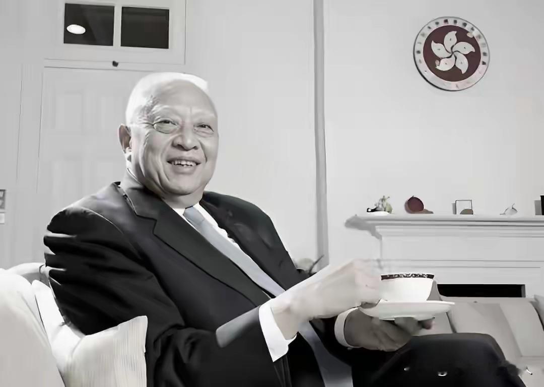 悼念中国香港特别行政区首任行政长官董建华

            ～董毓伟

巨舶曾经济远溟，
香江启治荷新挺。
孤怀秉义安危局，
峻节摅忠护国灵。
两制宏谟昭禹甸，
一生笃志炳高旻。
星沉海隅英风在，
万古流芳照汗青。


（图片来源于网络媒体新闻报道