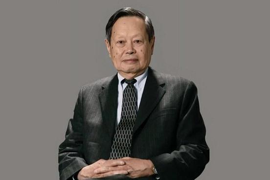 2025年，白发杨振宁当众吐出一句后悔：“我最后悔，就是没能回国参与原子弹研发！