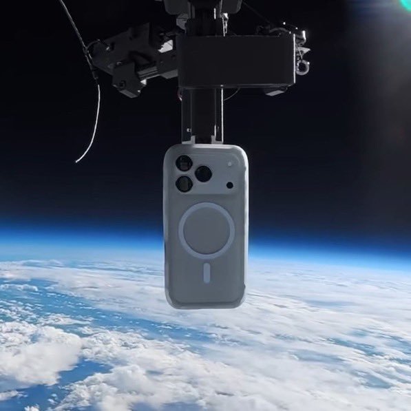 新纪录：iPhone 17 Pro从平流层惊人坠落中幸存，在瑞典基律纳上空30607米处被投放。

气球将手机带至100418英尺，即超过商用飞机飞行高度的3倍，随后在无降落伞，或额外保护的情况下，自由落体约25分钟，过程中温度低至-60°C。

凭借RHINOSHIELD的AirX保护壳，手机毫发无损，外观完好，可正常开机、打 ​
