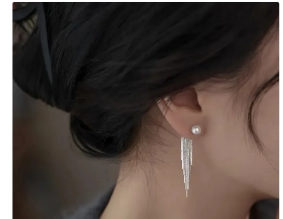 我司前台小姐姐的耳环，快成长在她耳朵上了！  从上个月开始，这位姐天天...