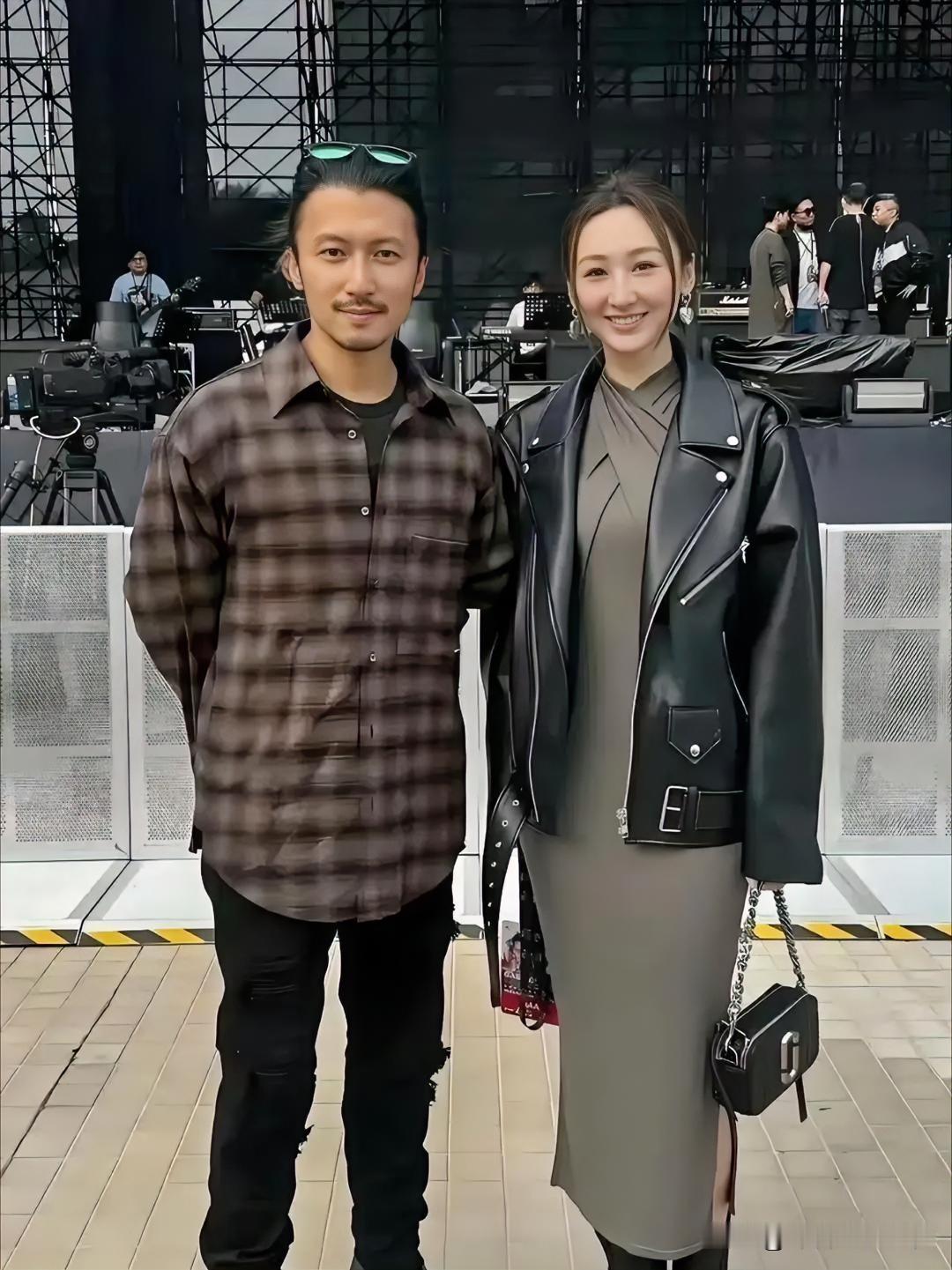 拍摄：2024年左边是谢霆锋，右边是香港女演员高海宁，这是高海宁前去电影《怒火蔓延》剧组探班时拍下的合照，拍摄场地为该片户外的片场舞台区域。谢霆锋当日穿搭是棕调格纹衬衫搭配破洞黑长裤，墨镜架于头顶；高海宁外搭酷感黑色皮夹克、内搭修身灰调长裙，造型利落时尚，这张现场实拍合照当时在社交平台获得不少传播热