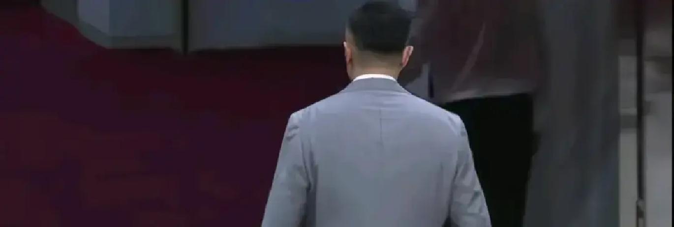 广东宏远这场球，输得最扎心的不是比分，是杜锋赛后一脸火气，连回更衣室都...