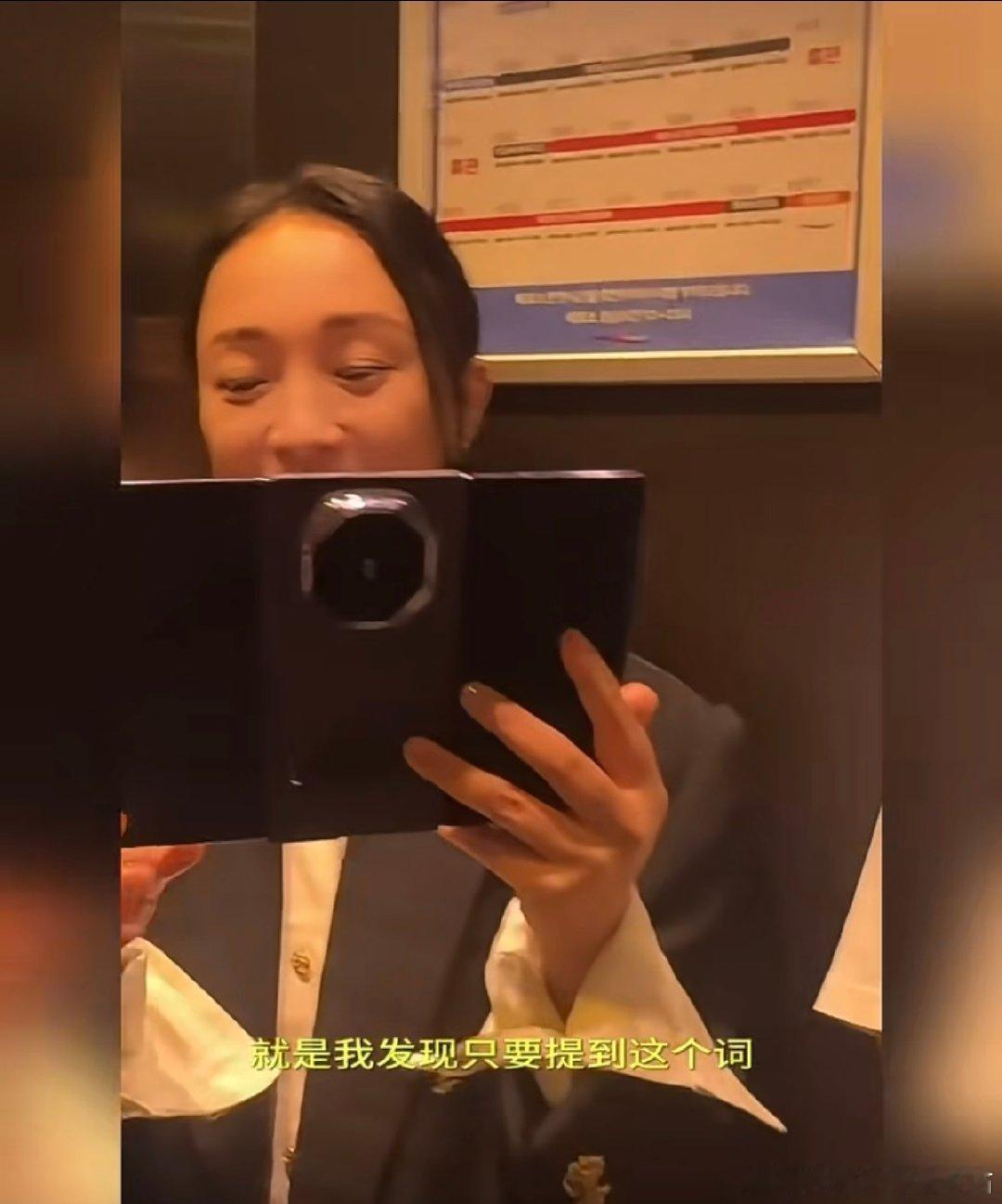 #周迅釜山电影节影后#
不愧是中国首位三金影后！手拿三折叠都这么有气场 ​​​