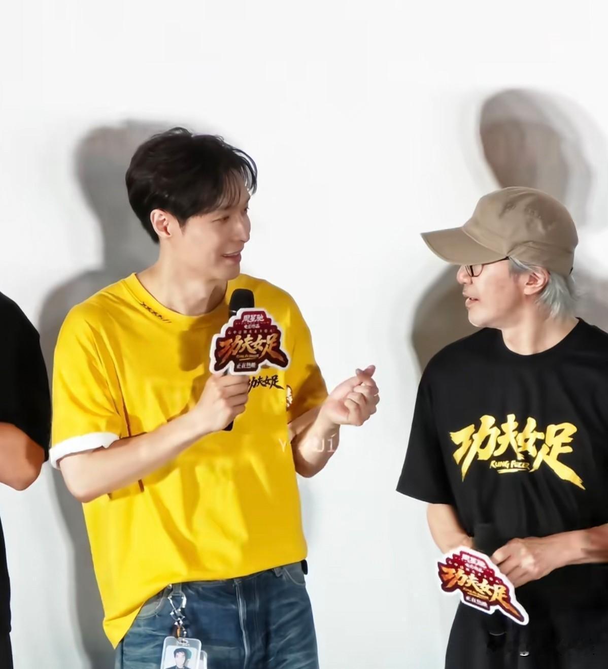 有人问：张艺兴只是拍了部周星驰的电影，怎么就被说“闹大了”？

我回：因为他这次，把“偶像”的壳彻底撕了。

《功夫女足》上映5天票房破8亿，豆瓣开分6.6。电影口碑两极分化，但张艺兴演的“魔鬼教练”徐风，却意外成了片中好评最多的亮点之一。

他提前三个月进女足训练基地，每天绑六公斤沙袋踢两千多次球