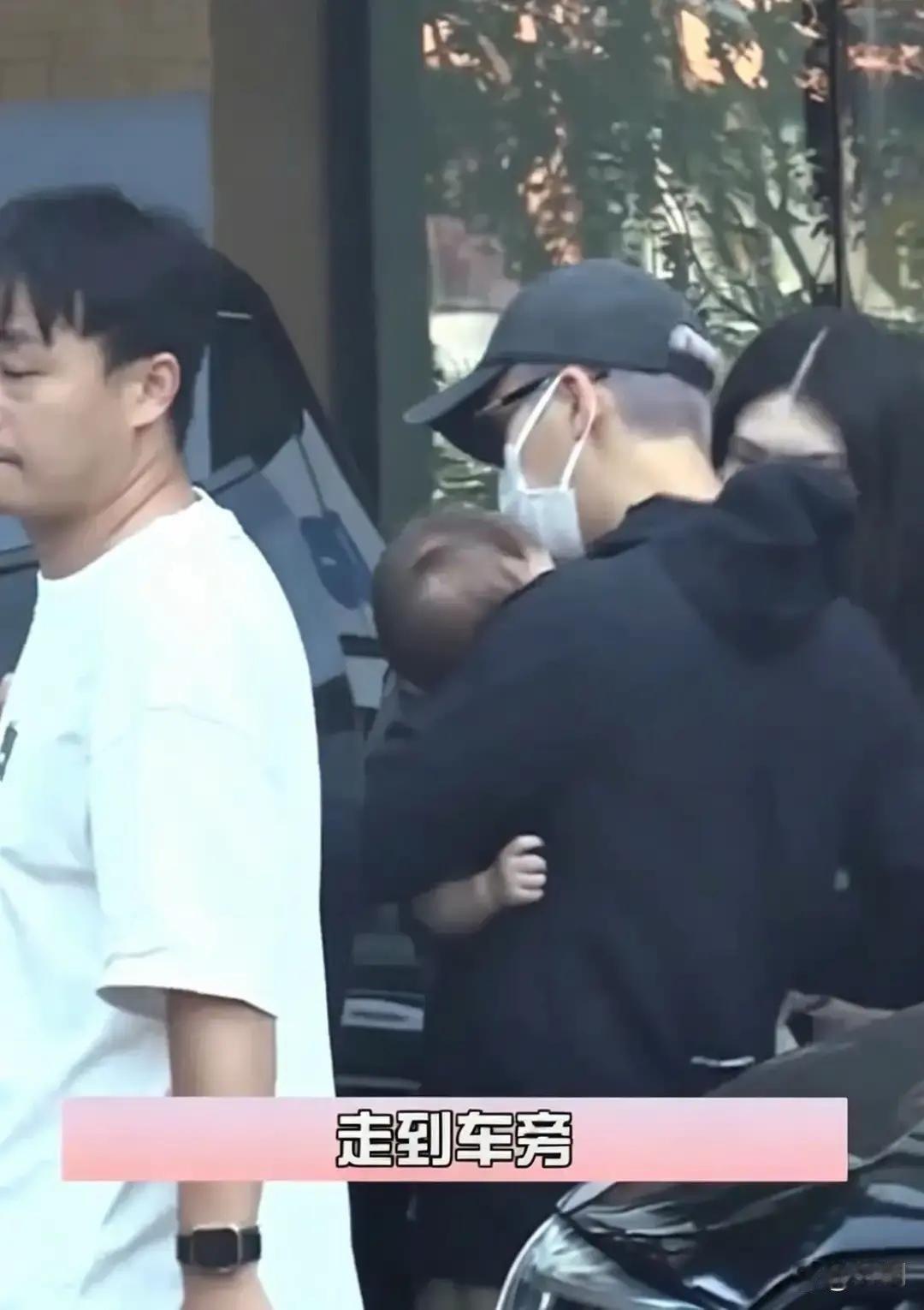 陈伟霆带妻儿现身医院被拍！一家三口罕见同框出镜 ​