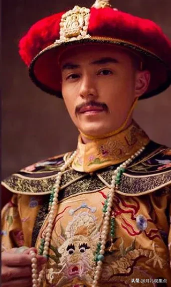 乾隆：一个被皇位耽误的“文艺青年”
如果要在清朝皇帝里选一个“最会玩”的，乾隆绝对高票当选。这位爷在位六十年，干了不少正经事，但更让人津津乐道的，是他那颗永远在“放飞自我”的心。

先说写诗。乾隆一生写了四万多首诗，什么概念？《全唐诗》两千多位诗人加起来，也就这个数。可惜，数量和质量不成正比。他写诗