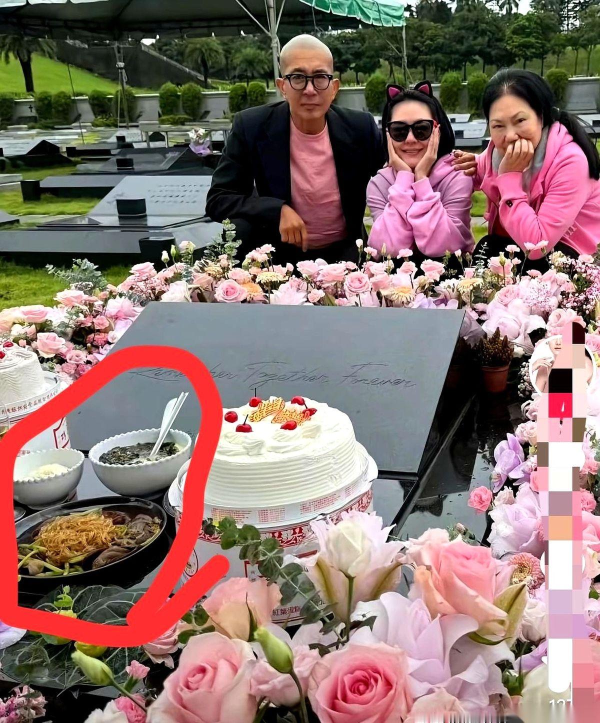 小s晒出的照片里，大s今年的生日聚会直接安排在了墓地。
现场摆放着漂亮的花束和精致的蛋糕，还有具俊晔亲手端上来的牛排意面。
大病初愈的陈建州出院后第一次公开露面就参加了这场聚会。
咱们普通人过生日，要不挑个好馆子，要不在家弄桌热乎饭菜，总归图个喜庆。
把庆生的地儿选在这儿，确实透着股不寻常的劲儿。