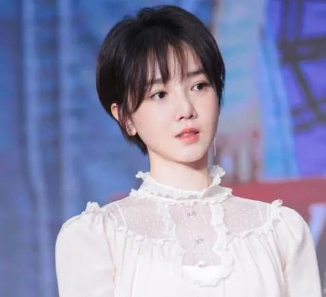 #陈小纭 整骨#陈小纭近照被指面部肿胀僵硬、撞脸姚安娜，她曾自曝做过近10次整骨，每次疼到边哭边做；网友惋惜其辨识度下降，医生提醒整骨存在风险，切勿盲目跟风。 ​