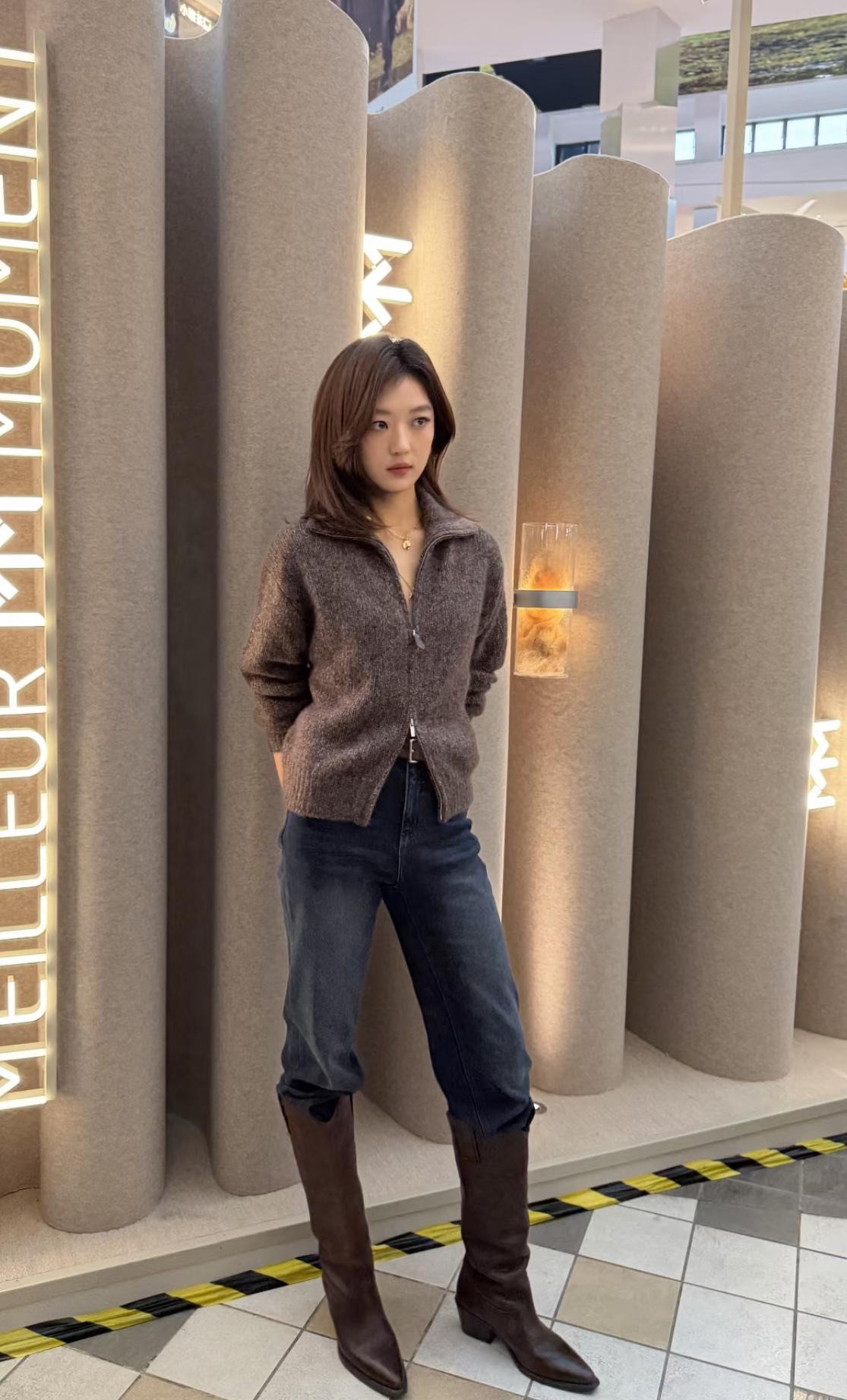 翻看孙千最近的私服和出镜造型，十套里面有八套全被美拉德色系给包圆了。
从深焦糖、摩卡棕一路穿到浅燕麦。虽然说咖色系确实显高级、带着股随性松弛劲儿，但冷不丁看到她之前穿米白色的造型，那种清冷又软糯的反差感，反而更让人眼前一亮。
很多人纳闷，她怎么就跟大地色死磕上了？
其实看懂时尚圈套路的都明白。
