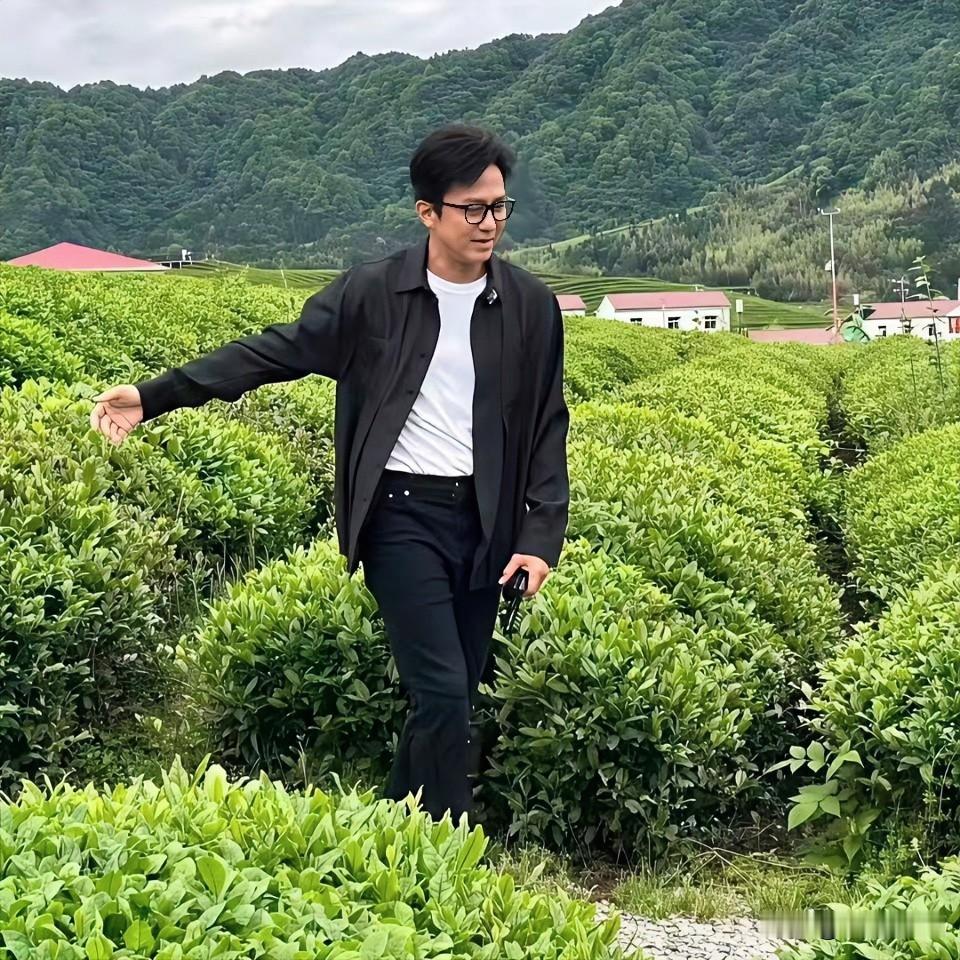 47岁邓超现身景德镇被偶遇，
真人太瘦了吧！

47岁邓超被网友偶遇在江西景德镇游玩，路透照片一出，不少人直呼真人看着也太瘦了。

一身简约黑色外套搭配白内搭，穿搭简单却很时髦，没有一点明星架子，很接地气。他坐在小院里，和当地村民围坐在一起唠嗑，全程随和亲切，一点都不端着。

现场好多村民认出是邓超