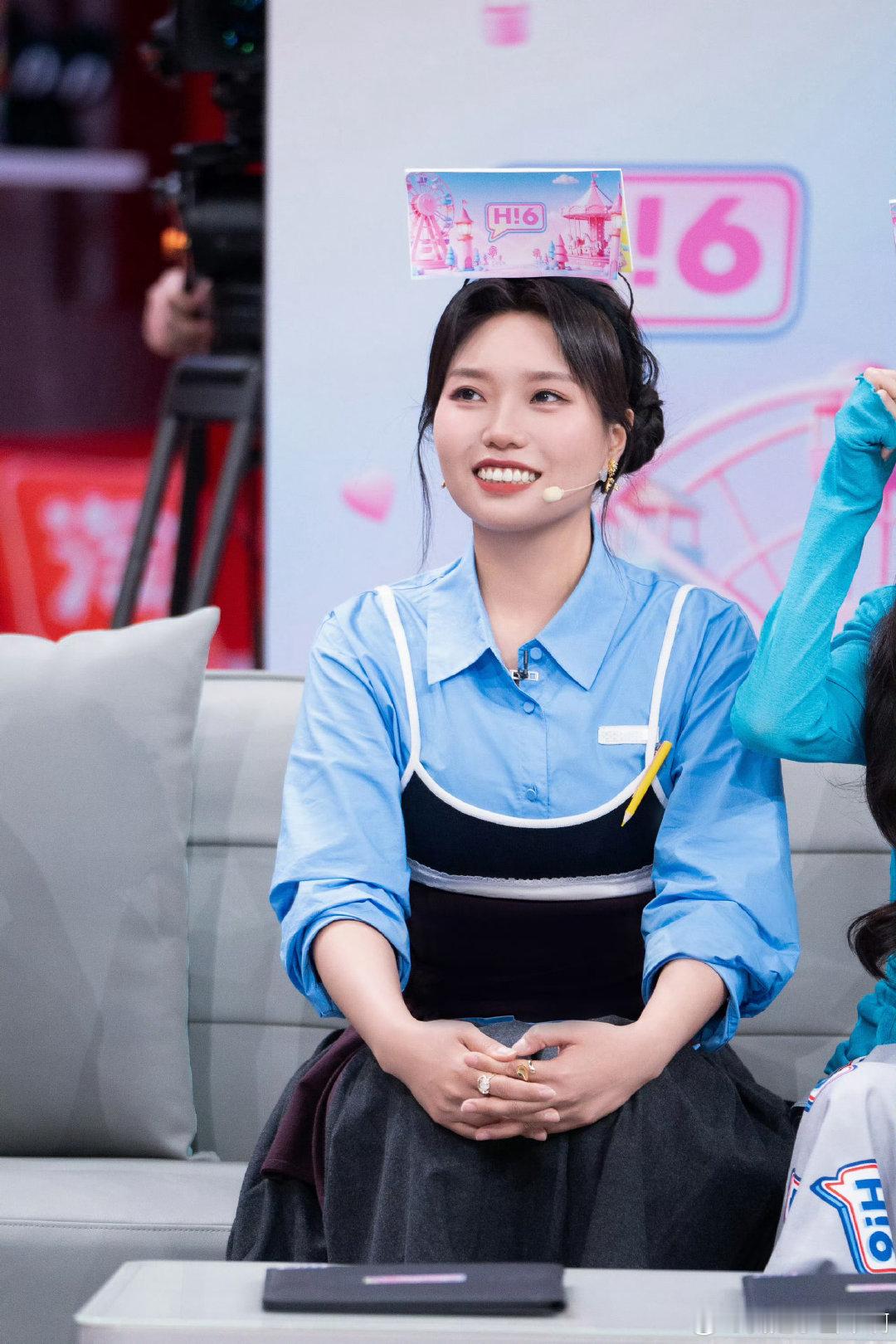 #李一桐李雪琴这种友情谁懂##你好星期六#
轮到李雪琴抽取时，她直接问哪个卡片没有惩罚球，李一桐坦诚相告，雪琴也毫不犹豫地选择了信任。主打一个敢问一个敢信。
“你说什么我都信。”
这句话从李雪琴嘴里说出来的时候，多少人被戳中了[拜托][拜托] ​
