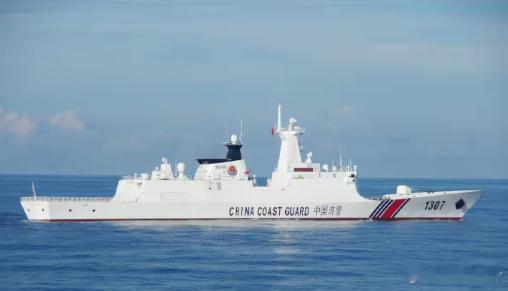 中国海警登步舰以浙江省舟山市普陀区的登步岛命舷号1307，为301型巡逻舰，基于人民海军054A型护卫舰的船体设计建造，因此常被称作“海警版054A”。满载排水量超过3000吨，具备较大的航程和自持力，适合在远海执行长期部署与维权执法任务。装备有76毫米舰用主炮、近防炮及水炮系统，其主炮口径在全球海 ​