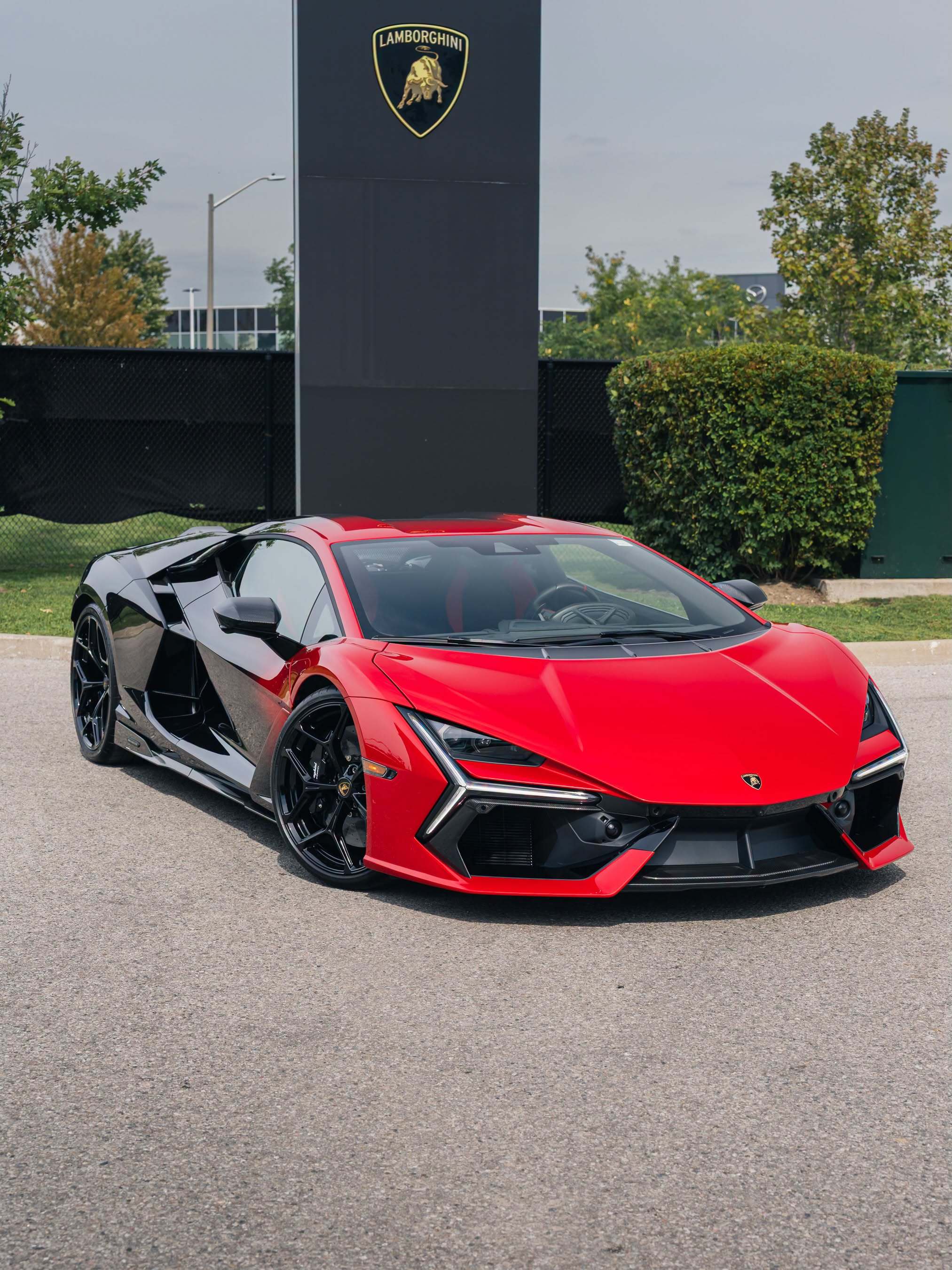 Lamborghini Revuelto
#兰博基尼##兰博基尼revuelto# 
红黑渐变色！这台Ad Personam定制Revuelto帅不帅？ ​