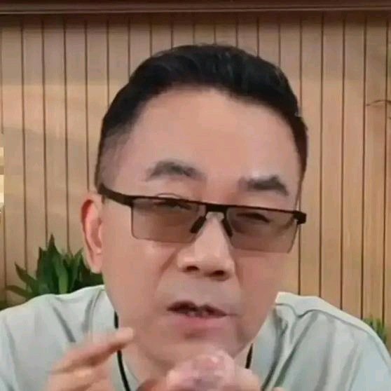 《杨少华留下的破茶壶没镇住儿子，杨威转身签了德云社三年合同，年薪48万是过去12倍，被骂丢饭碗也不吭声》杨少华走的时候，连那把磕掉一块瓷的紫砂壶都没带走。三个月后，杨威签字了，德云社三年合同，年薪四十八万，违约金八十万。 面子不能当饭吃 ​