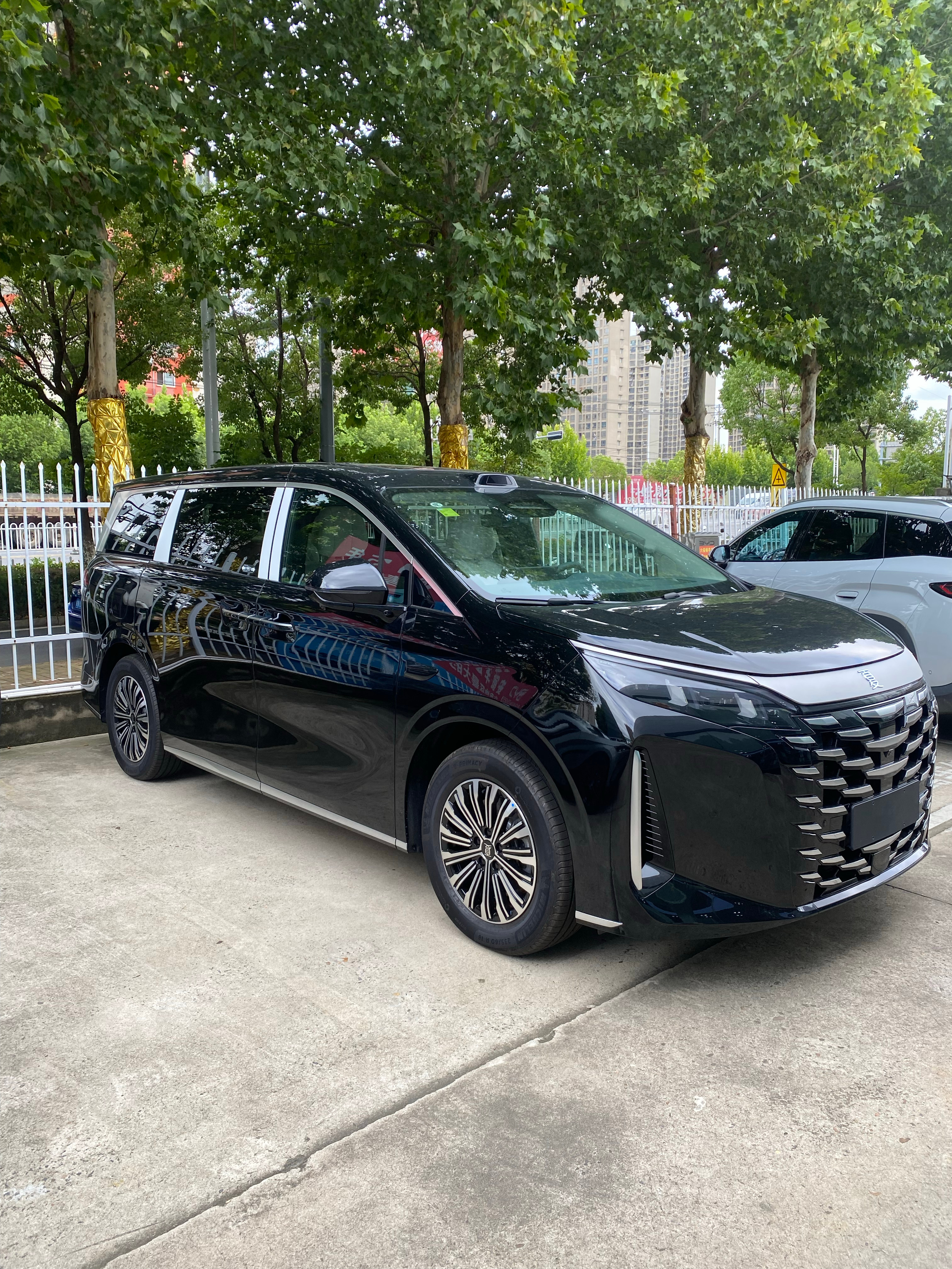 比亚迪夏

比亚迪夏作为中大型插混MPV，把家用舒适与实用实力融为一体。采用王朝龙颜美学外观，气场沉稳大气，2+2+3七座大空间，3045mm超长轴距，全家出行从容舒展。搭载第五代DM‑i混动系统，长续航版本纯电218km，综合续航可达1163km，亏电油耗低至4.9L，日常通勤纯电出行，长途自驾告别里程焦虑。

 ​