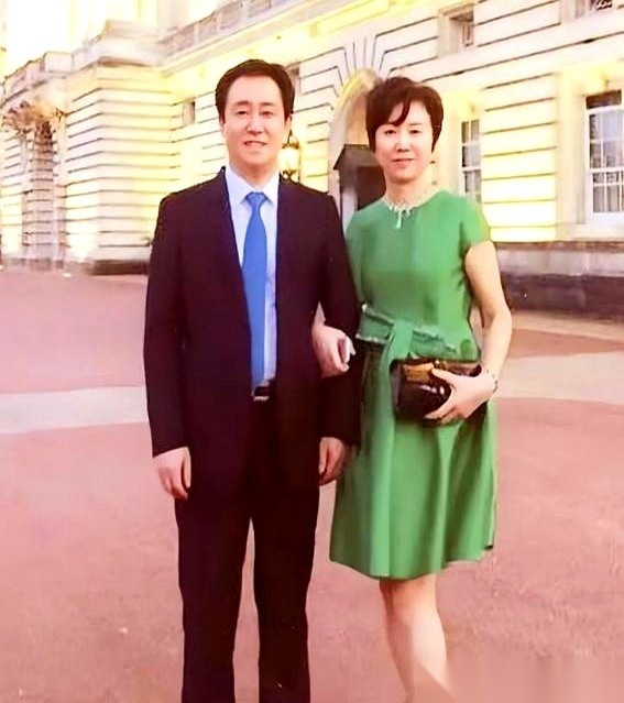 面对许家印案一审宣判的新闻，远在英国的丁玉梅如果此刻盯着屏幕，目光大概会死死钉在那个老人的脸上。
2026年8月20日，法槌落下，底牌掀开：许家印被判无期徒刑，剥夺政治权利终身，没收个人全部财产。同一天，他的两个儿子许腾鹤、许智健也相继获刑。画面里，那个相伴了近40年的男人，如今满头白发，连眉毛都白