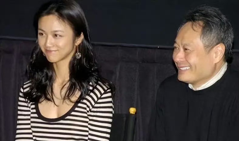2007年的电影《色·戒》拍摄时期的汤唯和李安 ​​​
