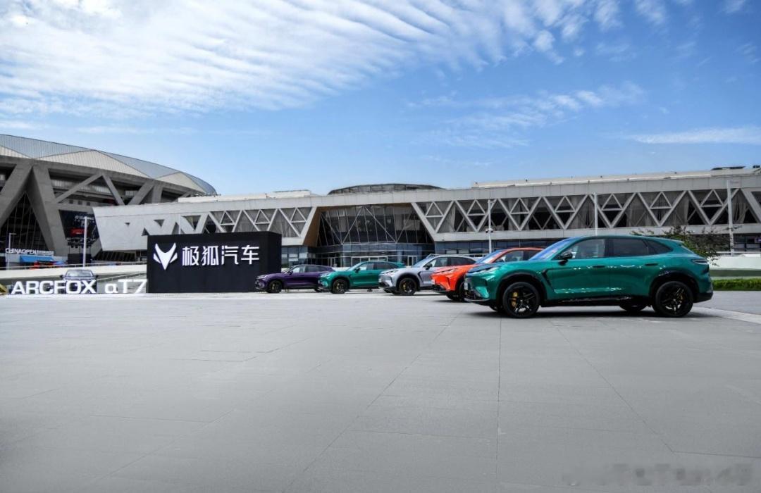 同事安利阿尔法T7性价比高，下班顺路进店体验。内饰用料比同级好不少，大屏观感震撼，整车质感超出预期。 麦格纳底盘+CDC减振器，后排试坐，底盘稳，过弯侧倾控制到位。 
华为乾崑智驾界面清晰，车机上手简单，操作逻辑很友好。 
全系宁德时代电池，纯电最高715km，13.28万起，全套名牌硬件，同价位难 ​