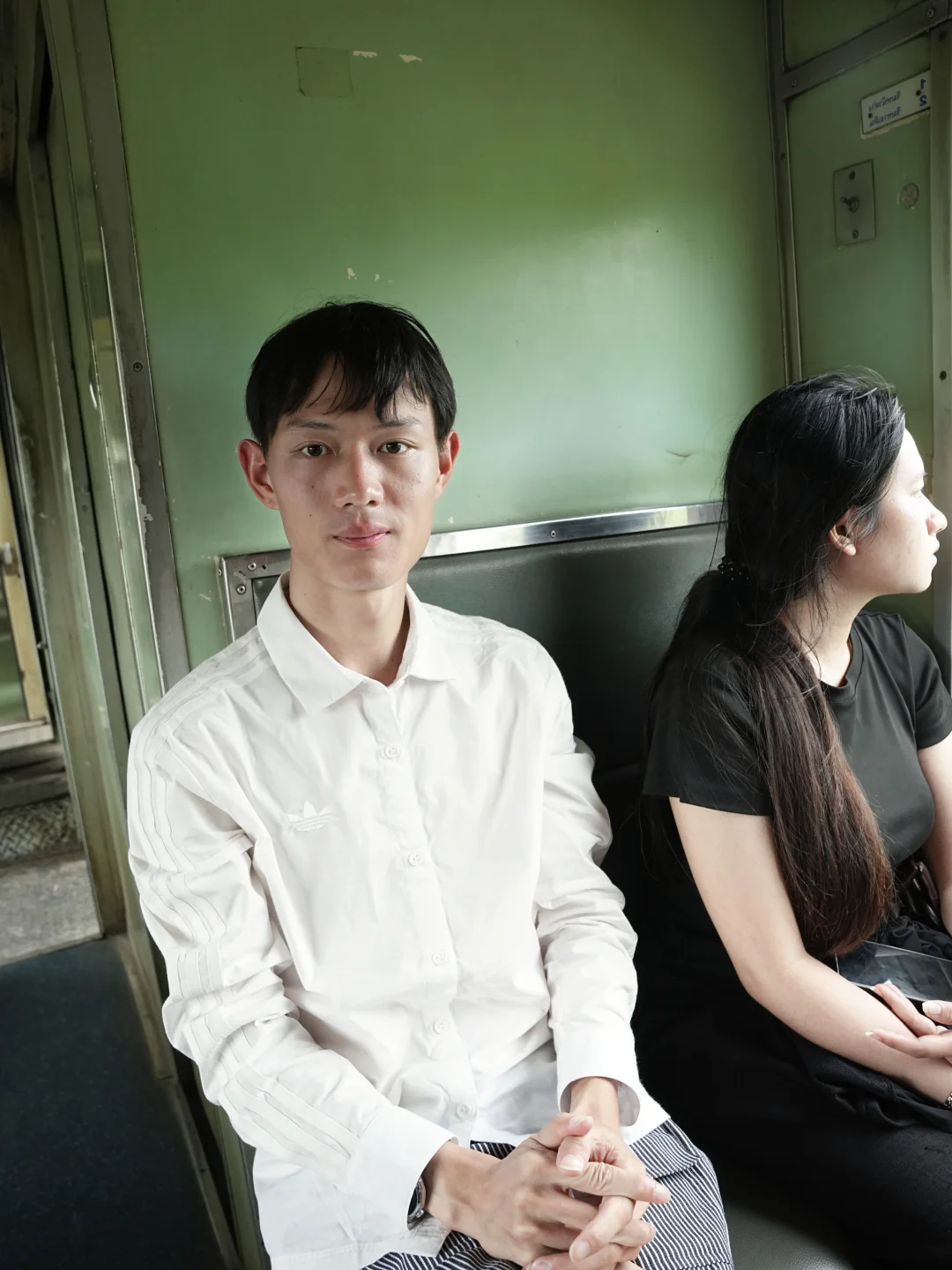 我是个沉默不语的
靠着车窗想念你的乘客
​当107路再次经过
​时间是带走青春的