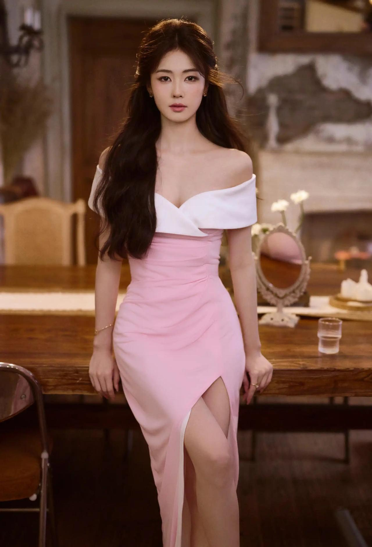 白鹿这身粉白裙，真不是一般美女能穿出来的。 露肩、开叉、动作自然，一看...