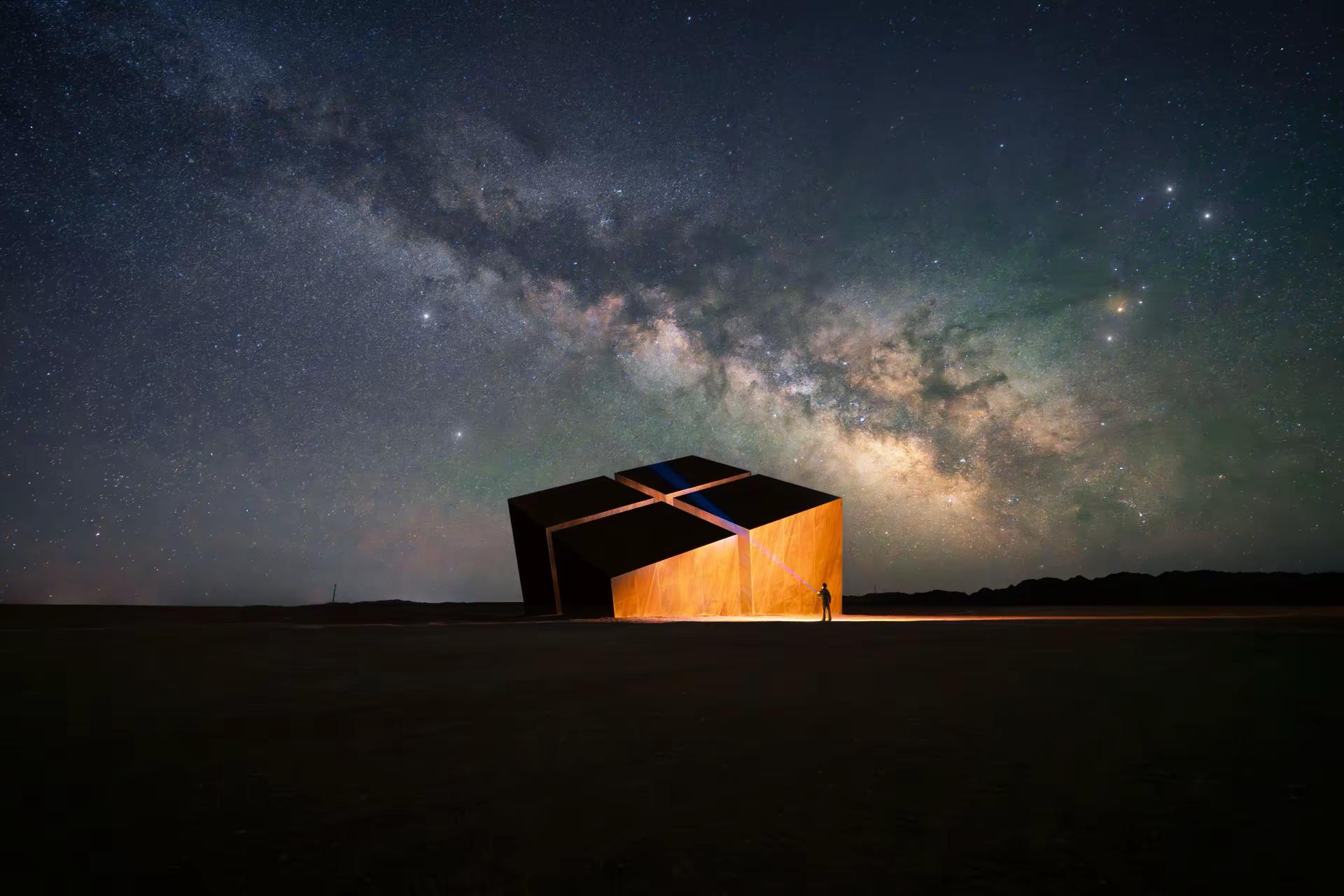 「我说人类好渺小，你说爱很伟大」                                                      宇宙 银河 星空 infp
