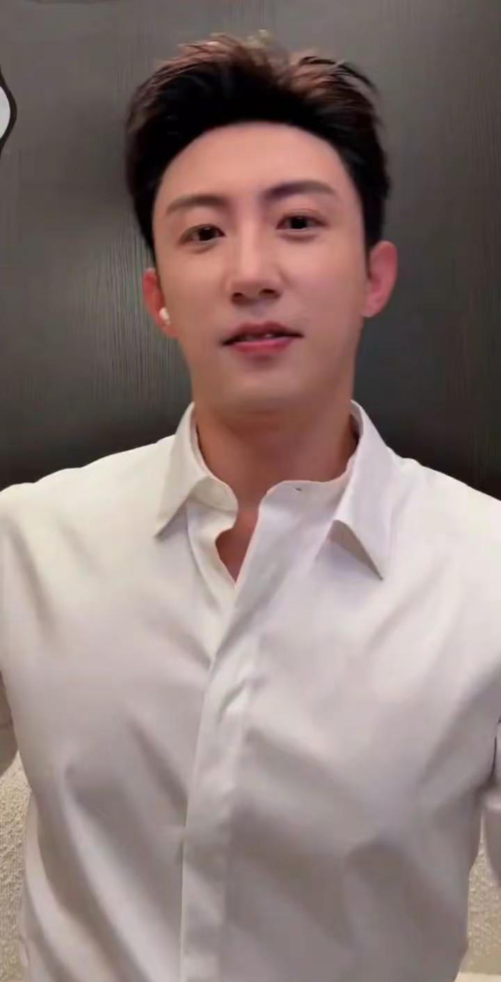 直勾勾的瞅着🤭黄景瑜直播