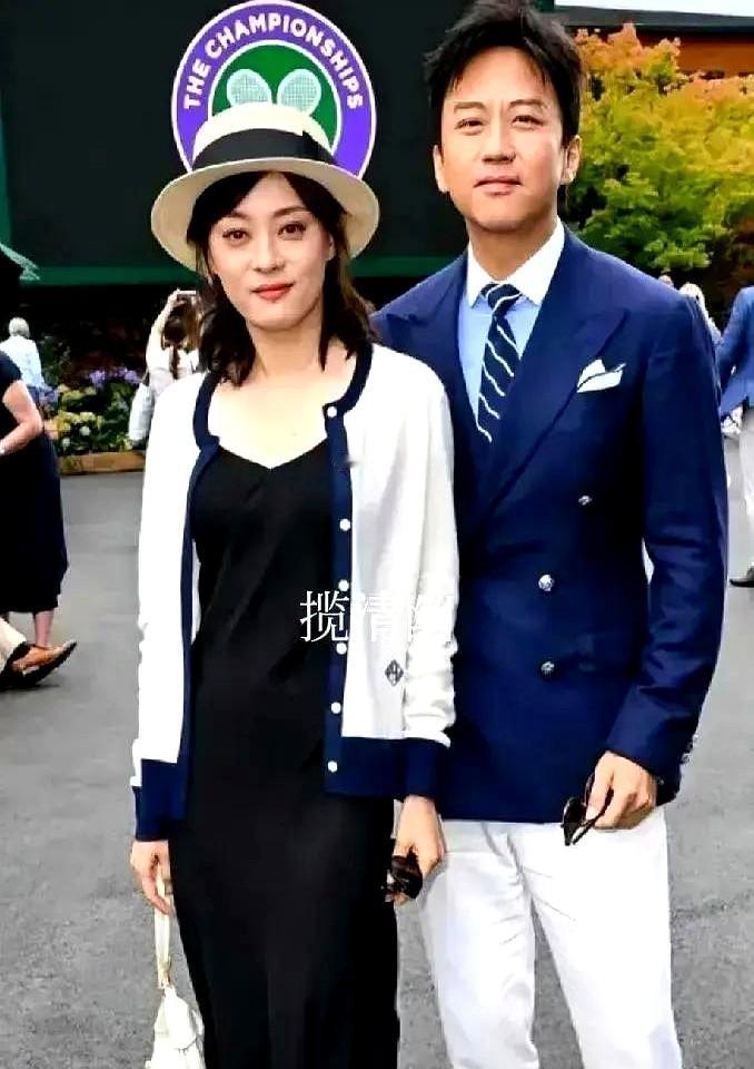 生了两个娃，脸和状态居然一点没垮。

邓超和孙俪这俩人，在外貌管理上确实挑不出毛病。孙俪当年演《甄嬛传》，能把一个天真烂漫的小姑娘一步步演成最后的宫斗赢家，眼神转换全在戏里，业务能力没得挑。

邓超在演艺这块同样拿得出手，两口子一边把戏演好，一边把家照顾得妥妥当当。

圈里夫妻各自单飞的不少，像他们