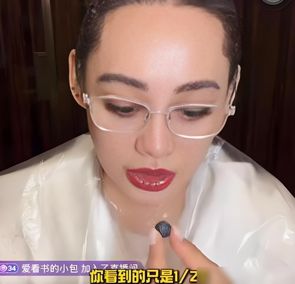 11年后宁静爆《花少2》猛料：母带恐被销毁！
宁静直播说，录完节目当年嘉宾大多断了联系，唯独杨洋逢年过节会发消息问候。她夸杨洋是阳光坦荡的向日葵。
当年剑桥录制，杨洋被落下异国街头，自己走了近3公里回酒店，没发脾气还挨个敲门道歉。
正片只剪了全部素材的二十分之一，节目组没放更尖锐的内容，这么多