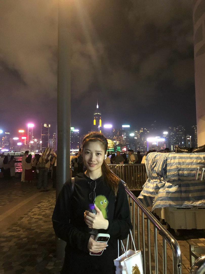 消费升级，香港满大街随处可见最新款iPhone 18 Pro Max！ ​