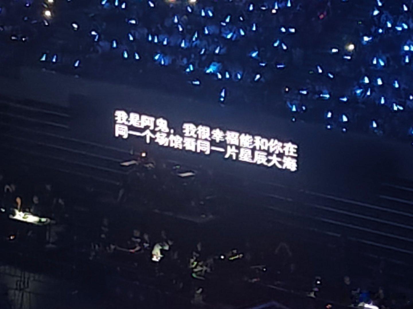 #黄霄云[超话]# 
昨晚给我最明显的触动就是面包把情绪价值拉满了，延伸台旋转台，是想离魔星们更近一点，真正把魔星放在了心上
可能有人觉得小短剧有点虐，不过我感觉面包的目的是通过校园霸凌反应网络暴力，和她被网暴伤害了六年的真实感受
整体感受瑕不掩瑜吧，挂电是节目效果倒是可以接受，可是音量 ​