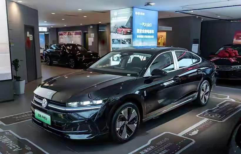 #黄金超混满电出发##一汽大众黄金超混重磅上市# 
黄金超混，德系新标杆——试驾一汽‑大众迈腾PHEV有感
 
作为经典B级轿车，迈腾PHEV的到来，让德系中型轿车正式迈入插混时代。新车以黄金超混技术为核心，兼顾能效、驾控、智能与细节设计，既延续迈腾家族商务稳重的底色，又补齐新能源出行的各项需求， ​