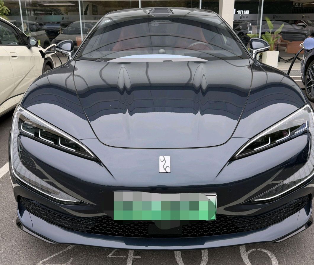 过减速带只剩平移感？仰望U7 EV试驾，重点感受底盘和隔音
买这类旗舰轿车的人，多半把乘坐舒适排在动力前面。这次在仰望4S店试驾仰望U7 EV，专门挑了带减速带和破损路面的路线，再上一段高架，重点体验底盘滤震和静谧性。
悬架表现是这趟试驾印象较深的部分。通过减速带时，车身起伏被处理得很干脆，冲击感传