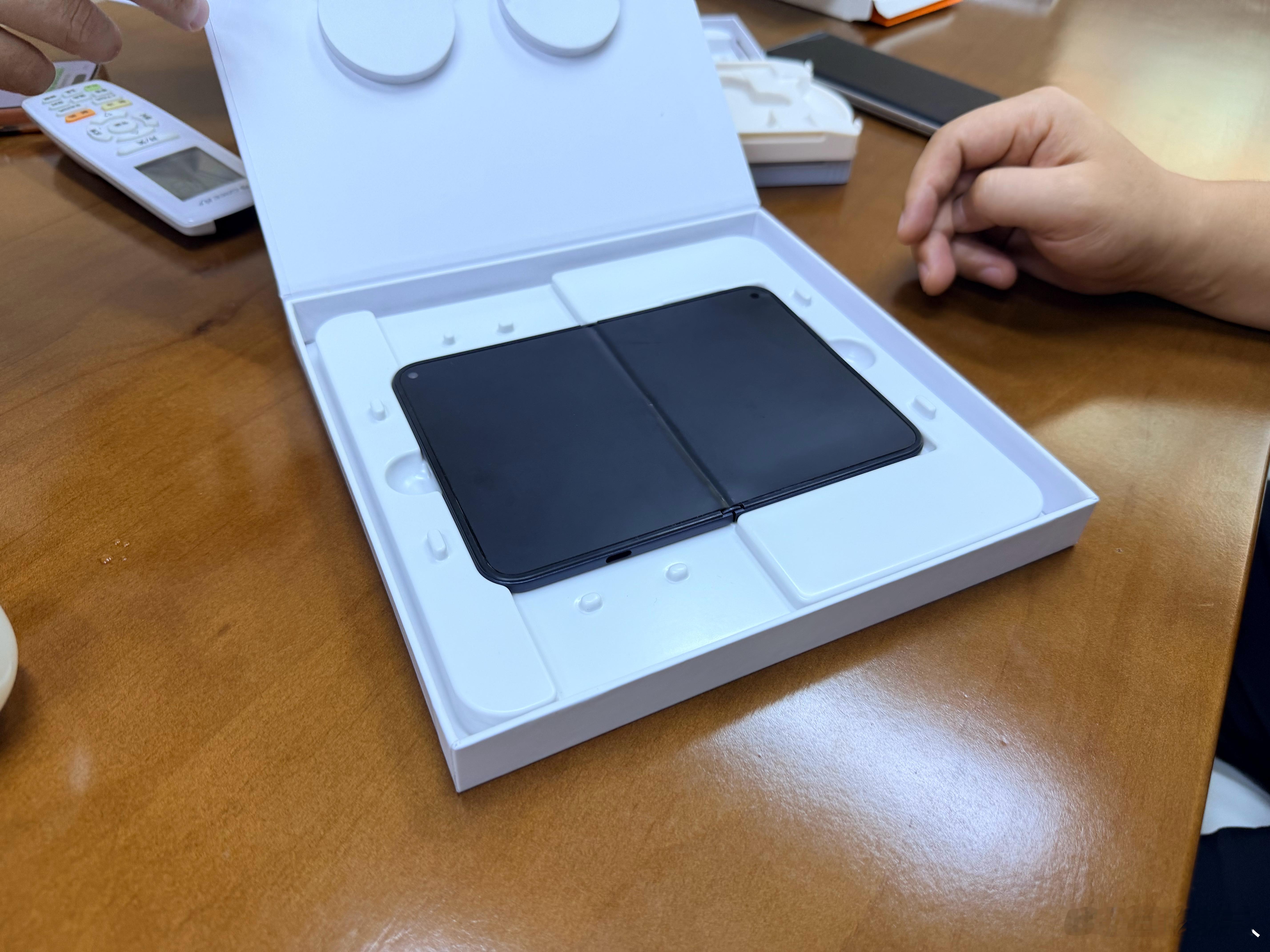 跑了一天工厂，已经在推进 iPhone 18 Ultra 的#荷叶膜# 适配了，是的，来看看工厂的样机，手感是真好啊！

我们一直在想方设法提升普通用户的贴膜体验，集成包装盒的设计大大降低了贴膜门槛，真正「一拉即贴」。

这次面向苹果的阔折叠，我们创新的启用了更先进更高级的全新贴膜方案，严格来说，更像是 ​