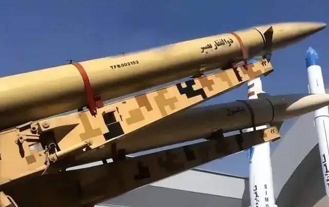 胡塞武装再一次震惊全球！胡塞武装放出重磅消息，宣称已经完全掌握了射程超1000多公里的反舰导弹。并且已经在实战中，命中了千里之外红海海域的商船

前几年说起胡塞的反舰能力，多数人印象里还停留在几百公里的水平，守着曼德海峡附近的航道打打近程目标。

之前公开的几款反舰导弹，射程基本都在五百 ​