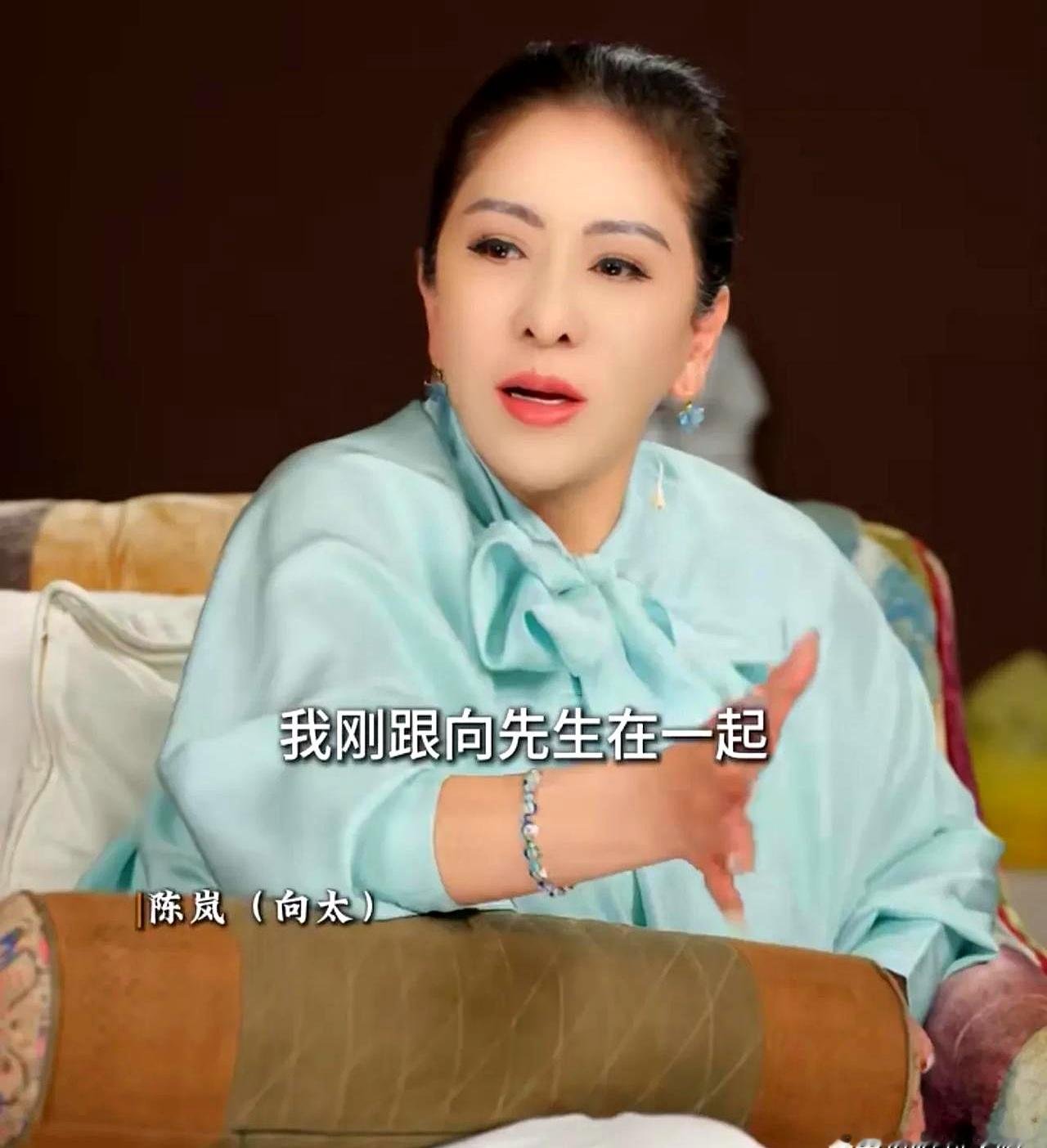 向太公开放话，要是女儿敢未婚先孕就打断腿，可很多人不知道，当年她跟向华强刚谈恋爱就怀了孕，一个人偷偷去医院做手术拿掉，硬是瞒了向华强整整十年
 

当时向华强还没跟前妻办完离婚，外头花花公子的名声传得满天飞。刚在一起就有了身孕，换成一般女人，八成想着奉子成婚借机上位，逼着男人给自己一个交代，向太却咬