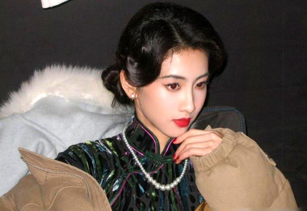 一番是徐若晗，但《玉簟秋》播到第五天，弹幕全在问穿旗袍的到底是谁。

郭宇欣就靠那几场戏，旗袍一穿，身段和气质像直接从老照片里走出来的民国千金，镜头一扫过去太扎眼，观众眼睛全跟着跑偏了。

大家倒没说女一不好，但全网都在扒这女配的资料，扒半天发现压根没几个人认识。这圈子有时候真挺玄学，费尽心思争一番