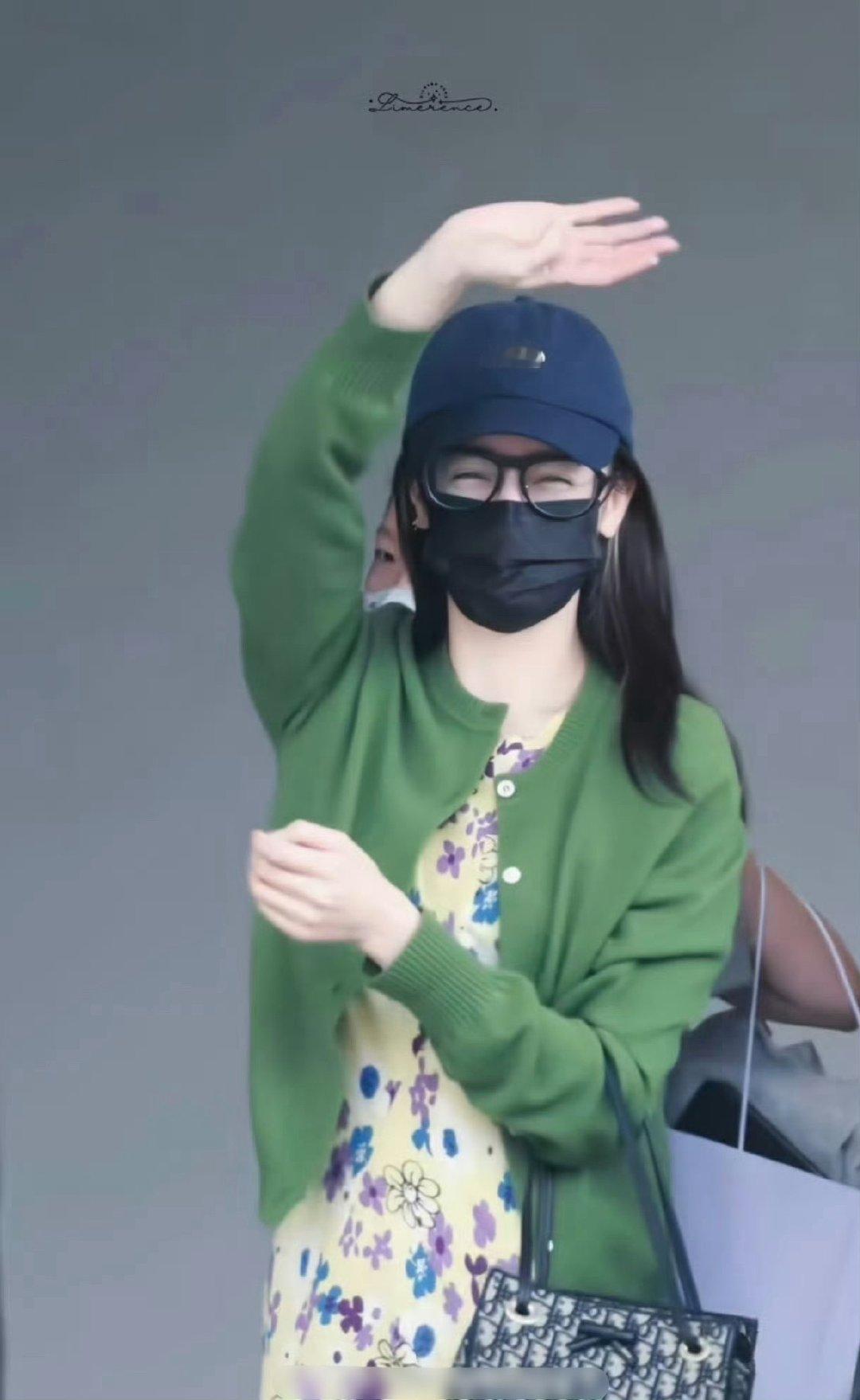 #迪丽热巴到北京了#

如此真诚可爱的小女孩！见到粉丝就这样笑眼弯弯[来抱抱] ​