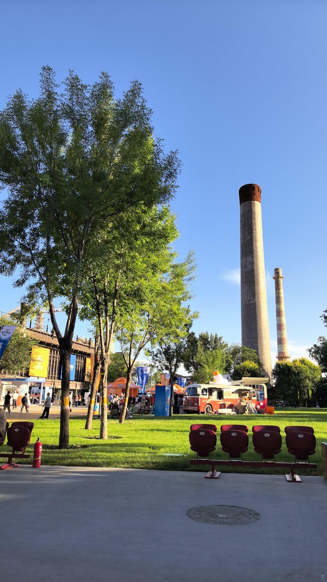 鼻子上班的一天📍首钢园服贸会

2号停车场一次10块，摆渡车免费坐，别逞强全靠腿。7号非遗厅北京剧装厂的行头站在跟前看，比照片震撼太多。石景山展位有人演奏《青花瓷》，我满脑子都是青瓷配沉香的方子😂 手搓药珠、AI咖啡、潮玩全挤一块儿，非遗现在真的会撒娇了。

走了两万步，脚底板抗议—— ​