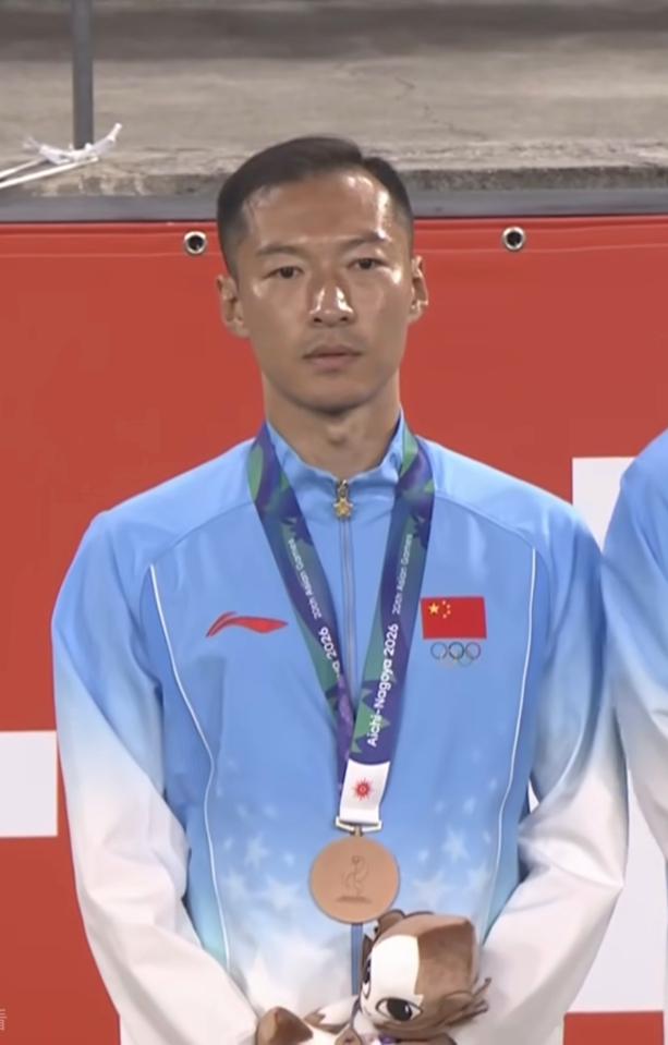 因为吴曦随队赢得亚运铜牌，就又想起了他之前被某国家通讯社带头网暴的往事，再跟着想起了某地方业余足球联赛对职业足球和国家队踩一捧一的营销手段……
再然后就想到了远古时代关于中国足球的刻板印象，其中一个很有名就是“找借口”：
输球都是因为草皮太滑、天气不好、吃的不香、睡得不好……
还诞 ​