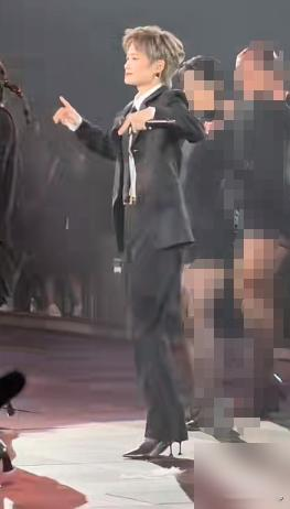 李宇春居然改走女人味路线了？
最近演唱会新造型一出，全网都看愣了。
早在10多年前周笔畅等超女陆续转型穿裙踩高跟，所有人都喊话李宇春跟着改风格，她当时直接回，我不评价别人，只选适合自己的路。
前俩月俩人综艺同台唠旧，周笔畅还笑说早年硬凹女性造型的时候，浑身别扭到脚指头都抠紧，现在心态松了，怎么