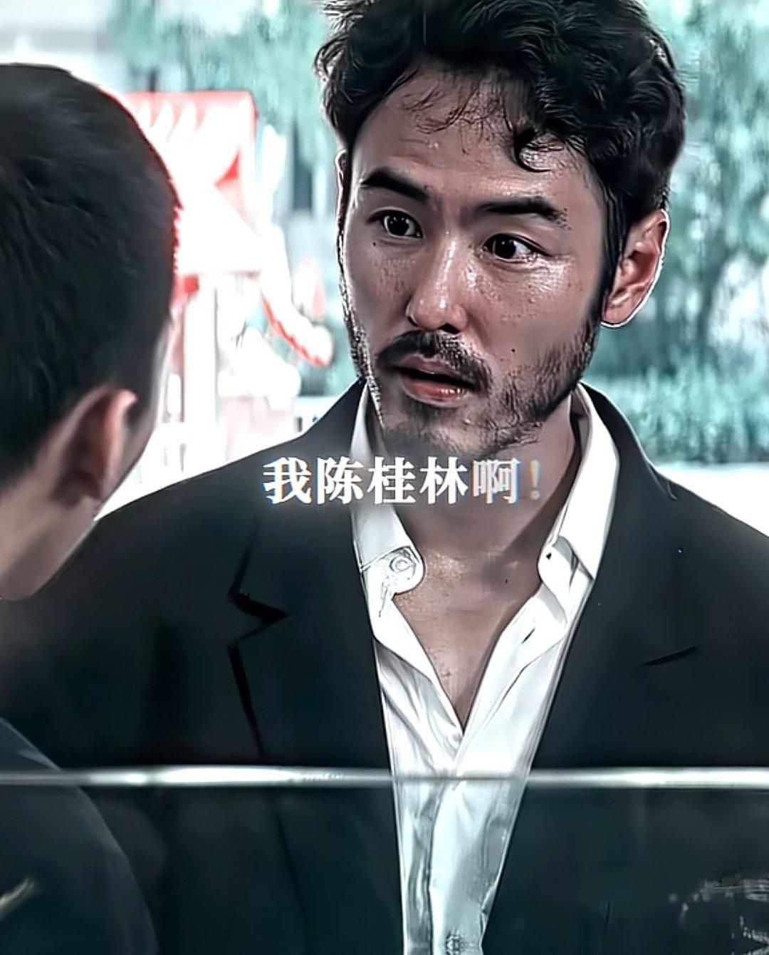 先生 不要挡在门口喔，，陈先生啊，要自首的话我们准备好身份证去那边排队，来这里谁不是要自首啊 自首也是要守规矩嘛 ​​​