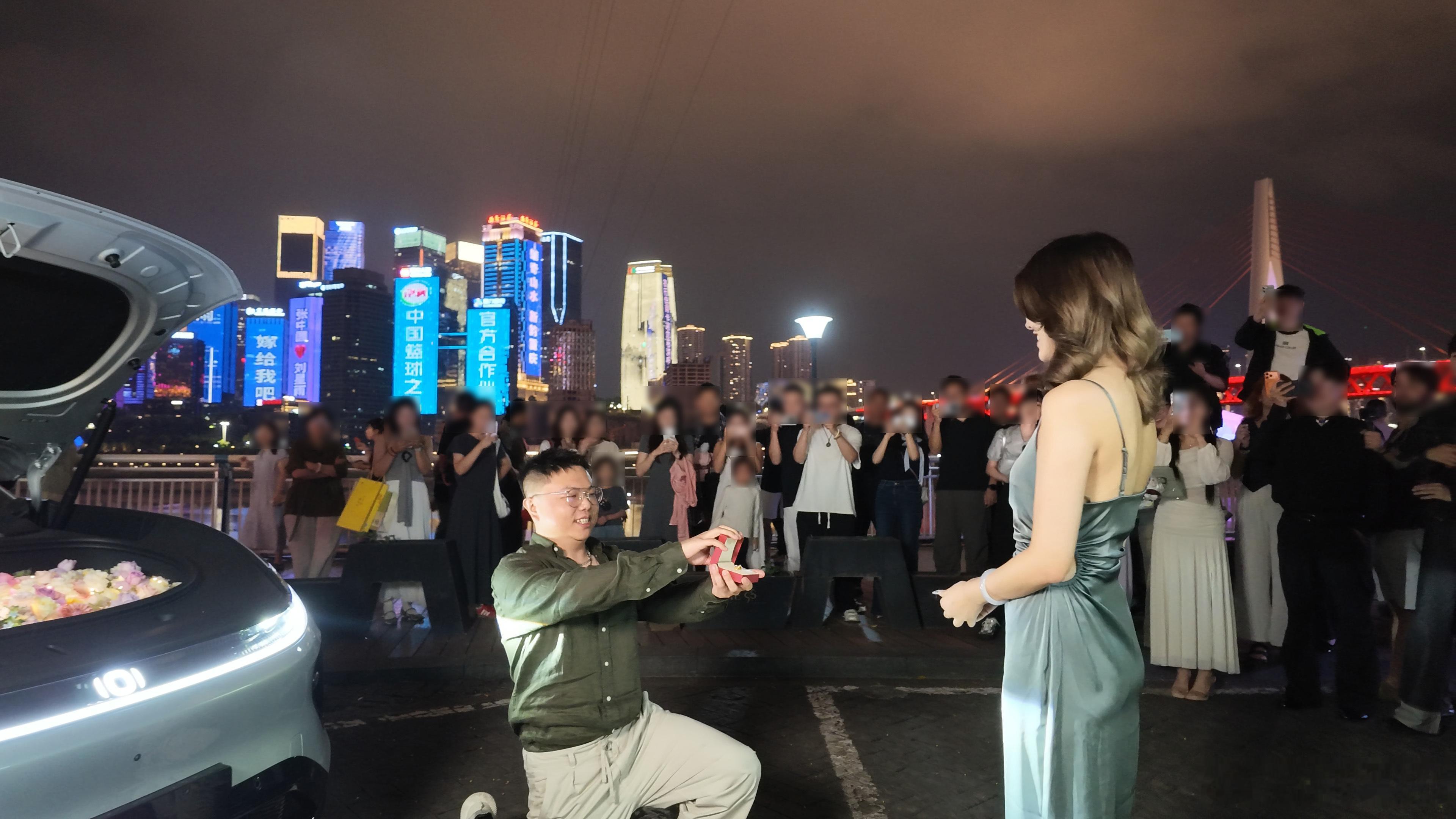 重庆江边这场重庆大屏求婚直接刷爆社交平台！🔥
大剧院 + 两江楼宇灯光全部就位，洪崖洞当背景板，满城烟火来当助攻，现场路人自发起哄呐喊，氛围感直接焊死✨
大家都在惊叹大屏有多震撼，鲜花有多浪漫，很少有人留意幕后功臣 —— 长安启源 Q06。
196L 前备箱藏下满满一舱鲜花，拍车标才能够开启， ​