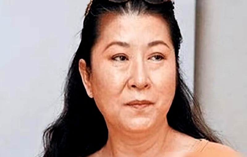 李宗盛在台上哽咽呼唤她，全场死寂。她却在台北老小区拎着两把青菜。

陈淑桦彻底消失了。当年好友跑出来辟谣，说她没疯也没落魄，每天只管遛狗买菜。

1998年前，她穿什么衣服、交什么朋友都被母亲死死捏在手里。母亲一闭眼，天后壳子碎了一地。

她拔掉电话线，换了门锁。周华健找不到她，李宗盛见不到她。
