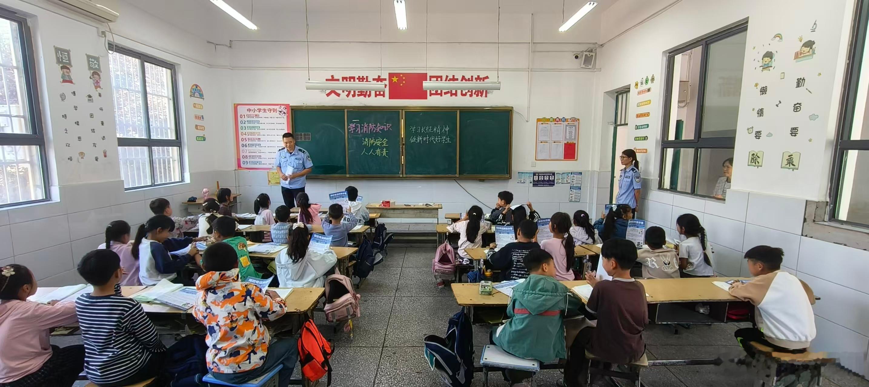 #豫筑平安##消防安全#  【消防安全“开学第一课”进校园】近日，伊川县公安局半坡派出所走进辖区学校，开展消防安全“开学第一课”专题教育活动。理论结合实操，内容实用、氛围浓厚，有效提升了全体师生的消防安全意识和应急能力。学校表示，后续将常态化开展安全教育活动，持续筑牢平安校园安全防线。 ​