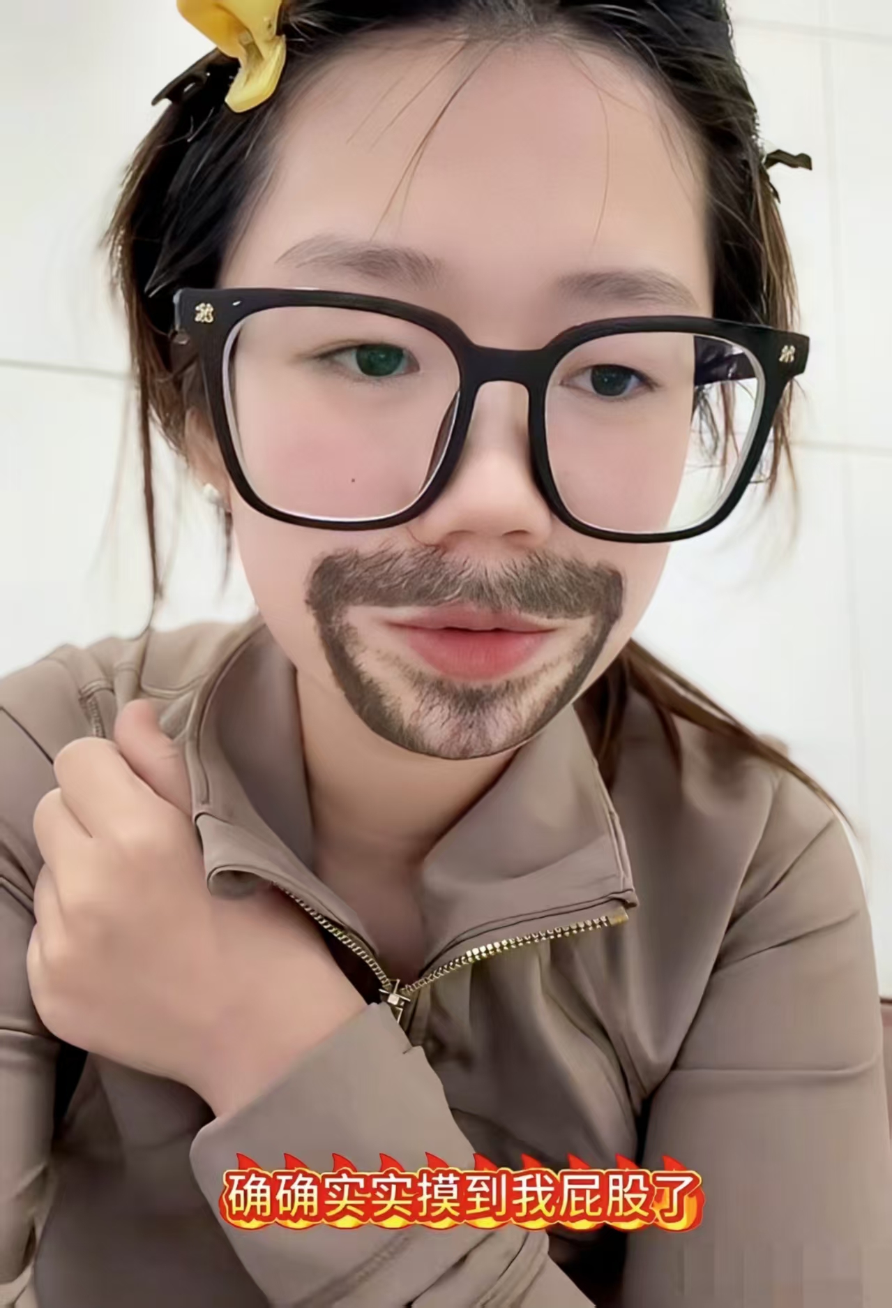 同为女性，我承认无法理解小仙女的想法：不是个男的就想要占你便宜的。“4岁男童摸屁股”，他才4岁，真的懂什么是性骚扰？

视频里很明显能看到，4岁小男孩不过是在餐厅玩耍跑动的时候，因为过道太窄，经过这个3万粉丝女网红的时候，小手不小心碰到了女生的身上。

可能碰触只有几秒钟，就是路过碰下那种非常快速的