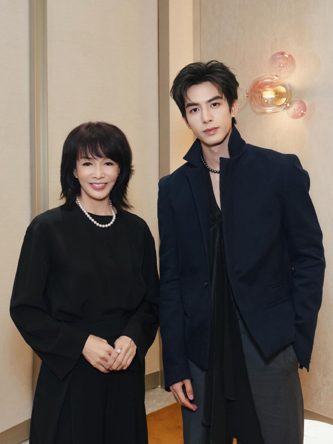 今天主持了一項活动，嘉宾是 #宋威龙# 
欣赏了他很久，今天终于可以看到本人，真的很帅呀！ 而且非常有礼貌，也很谦虚！ ​