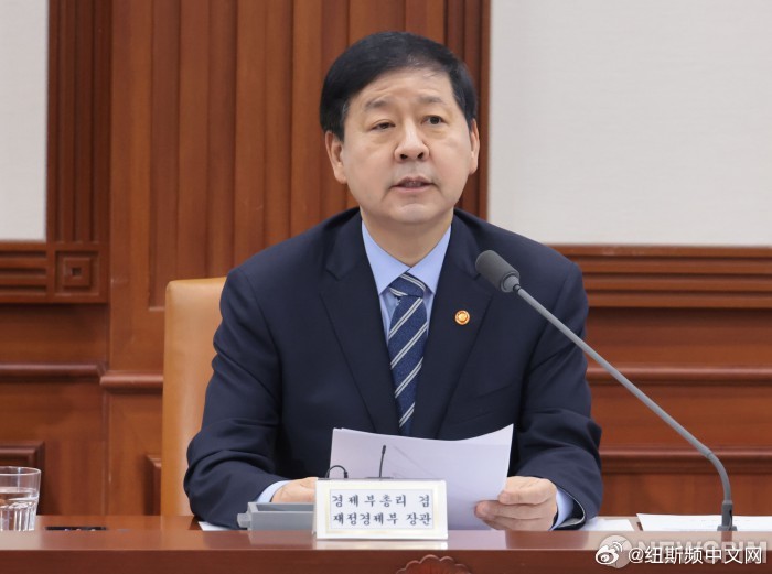 【韩财长：全力应对中东局势 保障能源和供应链稳定】#韩国[超话]# 副总理兼财政经济部长官具润哲20日表示，面对中东局势不确定性再次加剧，韩国政府将全力保障能源和供应链稳定，并根据外部形势变化灵活调整各项应急措施。政府将在中秋节前推出稳定物价措施，减轻居民生活成本负担。#NEWSPIM#  ​