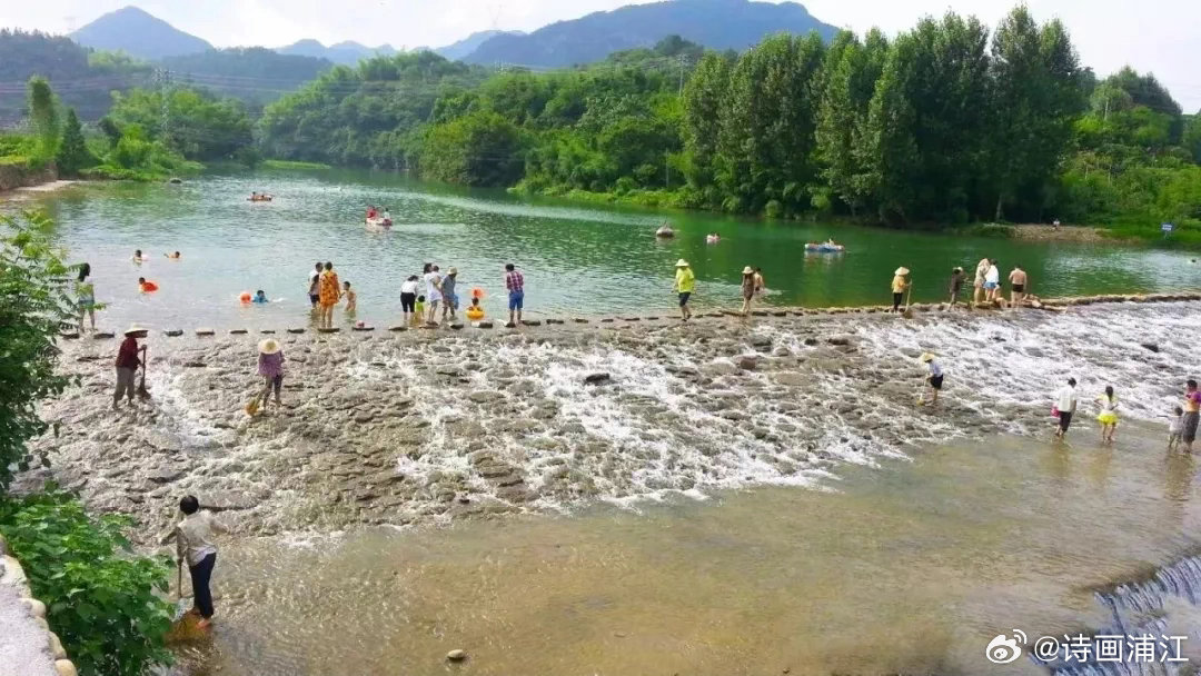 【溪水叠层，纳一整夏清凉】花开锦绣暑气正盛时，总需要一汪活水来浇灭燥热。平湖大洑堰便是这样一处所在，藏在乡野间，却有着让人惦念的清凉。 这里的水，是从青山深处淌来的馈赠，清得能看见水底圆润的鹅卵石。堰坝将水流梳成层层叠叠的水阶，赤脚踩上，凉意顺着脚尖爬满全身。沿着溪边漫步能感受到 ​