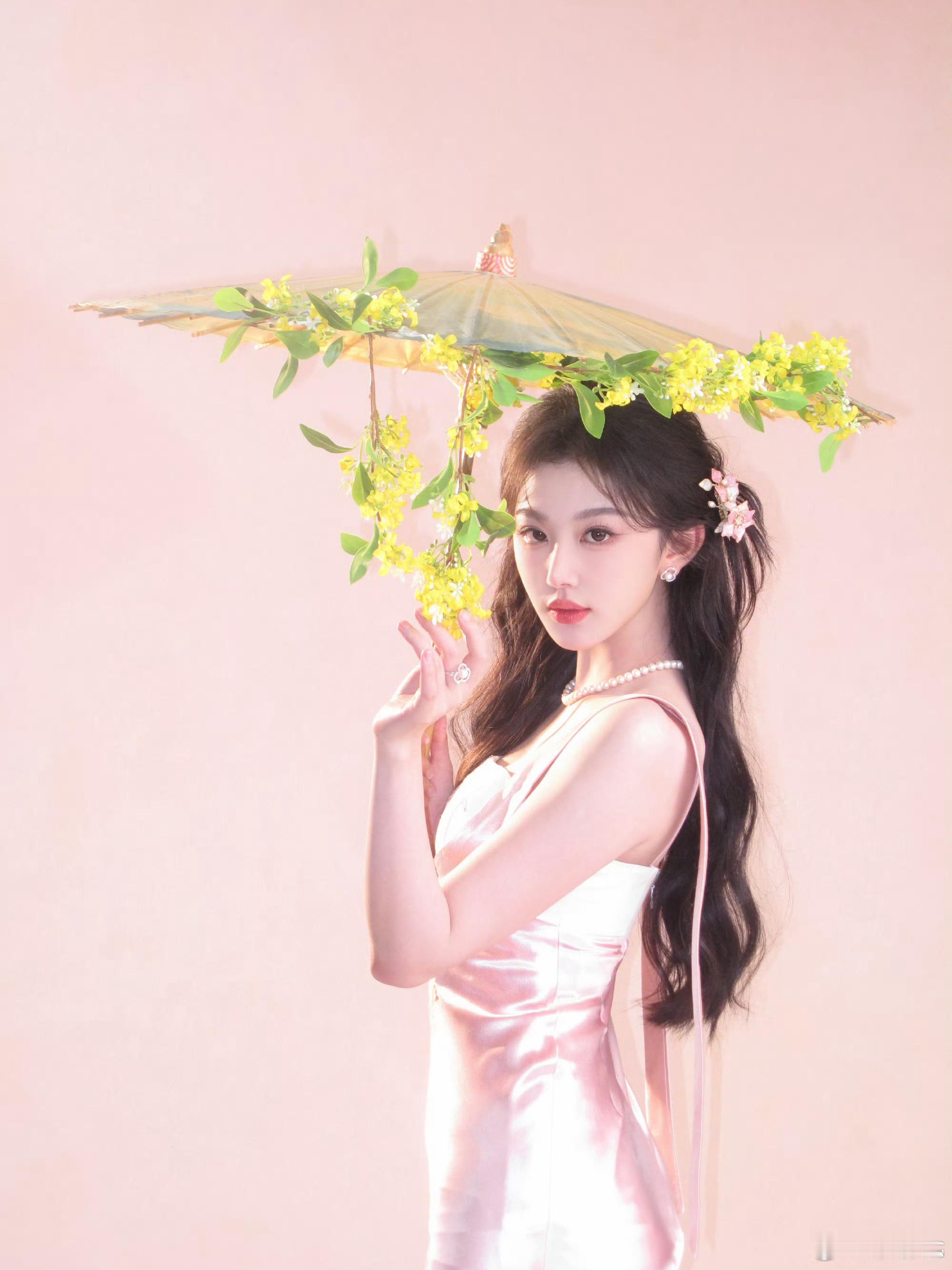 #孔雪儿[超话]#
你变成锁屏 变成密码 变成小卡 变成玩偶 变成我的眼泪 最后你变成你 
出现在我的眼里镜头里的对视 哪怕是隔着屏幕 我也能感觉到你的灵魂炽热耀眼至此
你的应援色成为了我的首选色
我也获得了我人生中的第一份勇气直到追星我才明白 原来爱一个人是两颗心脏感受同一份痛
我唯一不 ​